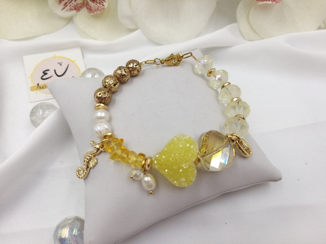 Χειροποίητο βραχιόλι με ακρυλική καρδούλα (ζαχαρωτό)