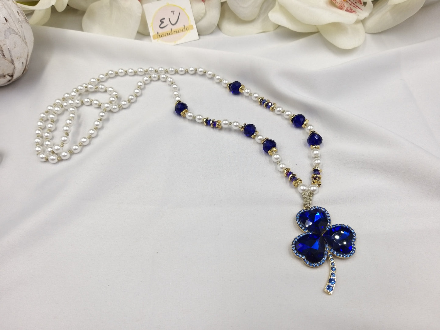 Χειροποίητο κολιέ τριφύλλι με γυάλινες πέρλες και κρύσταλλα