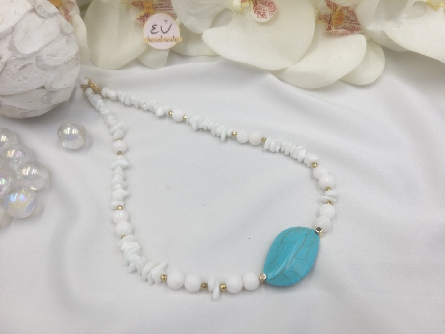Χειροποίητο γυναικείο κολιέ με τσίπς λευκού αχάτη και τυρκουάζ χαολίτη