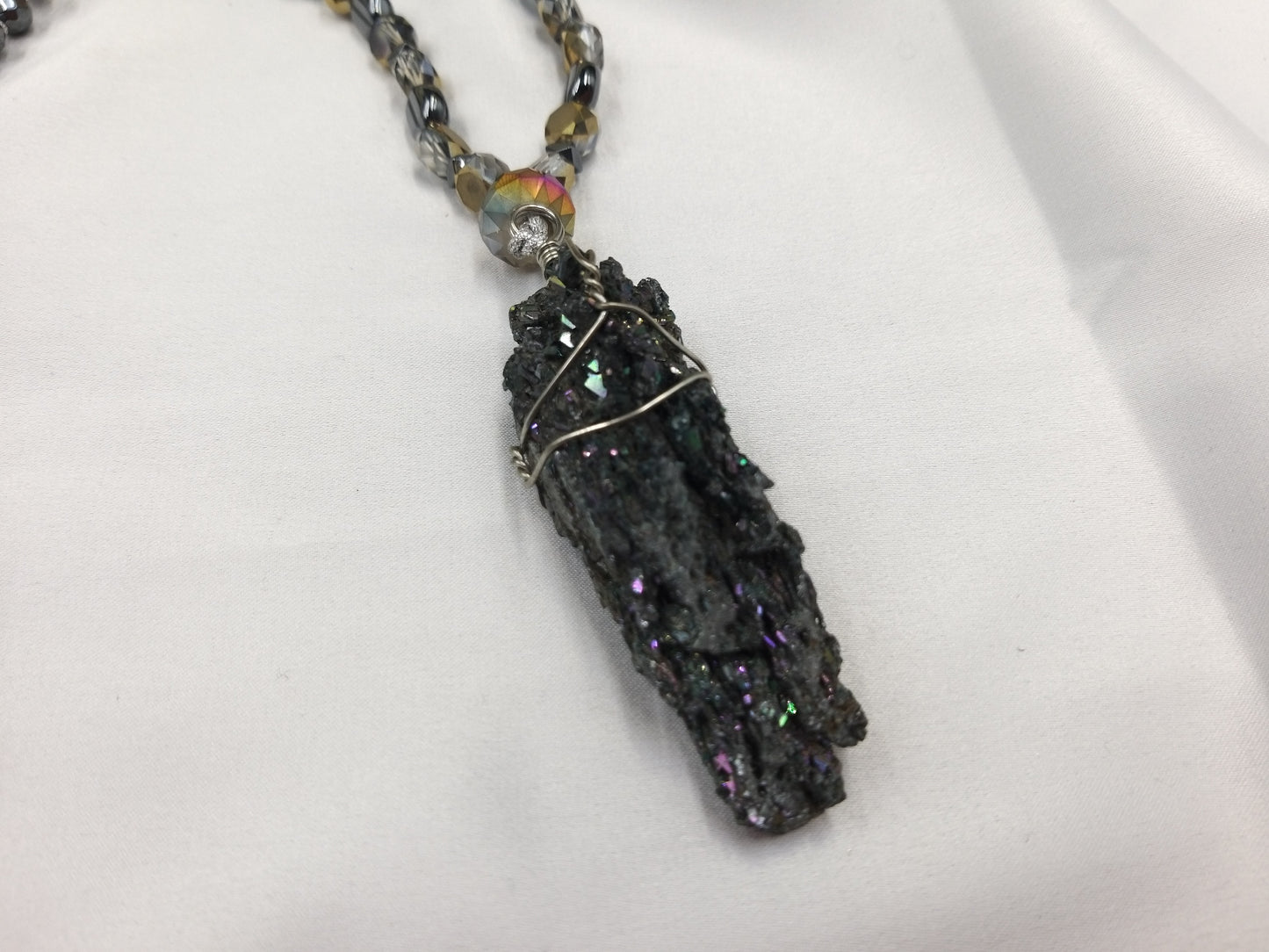 Χειροποίητο γυναικείο κολιέ με γκρι ακατέργαστο αχάτη