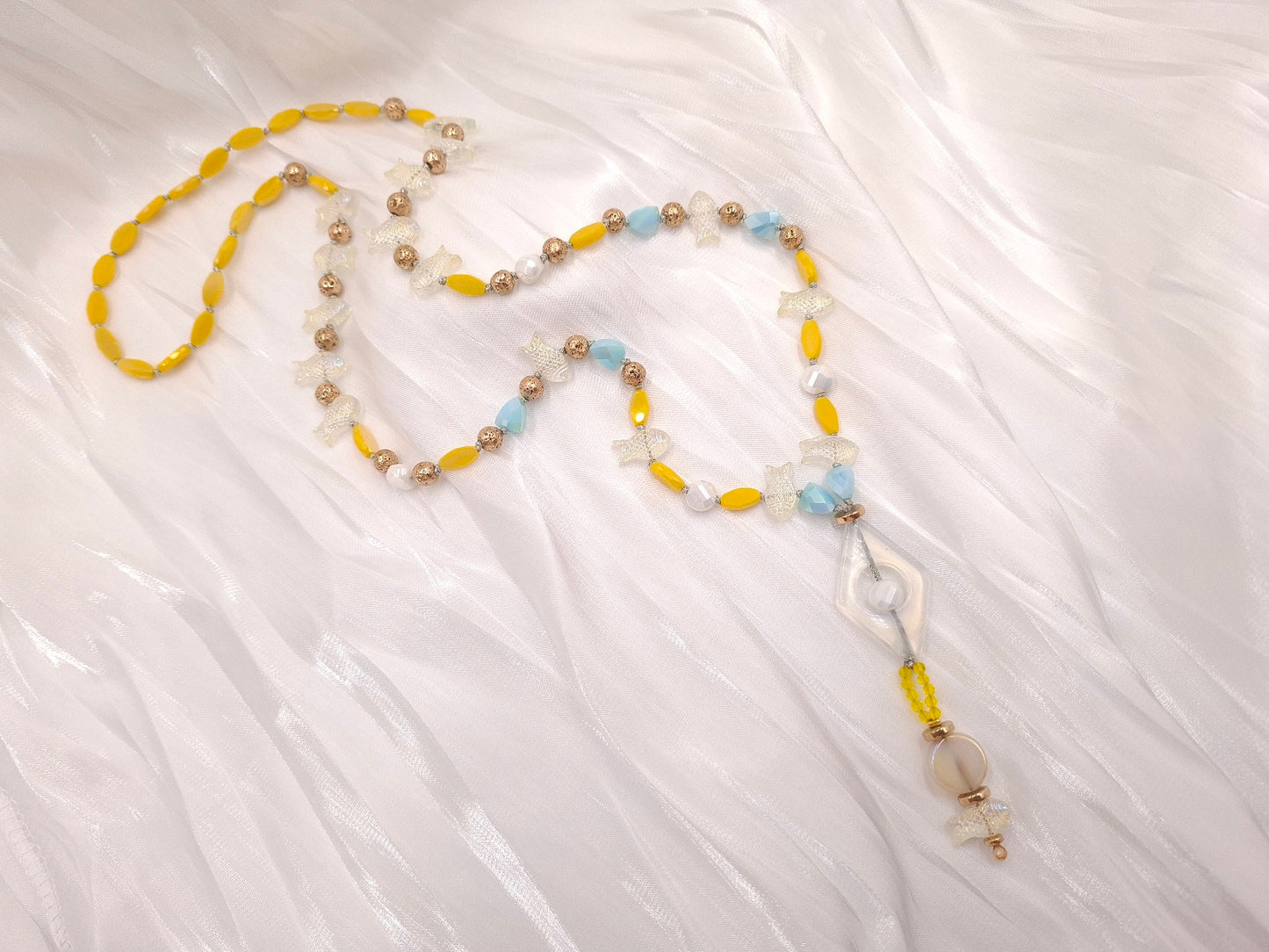 Χειροποίητο boho κολιέ euhandmade με φεγγαρόπετρα, κρυστάλλινα ψαράκια, κίτρινα κρύσταλλα και χρυσή λάβα σε καλοκαιρινές αποχρώσεις λευκού, γαλάζιου και κίτρινου.