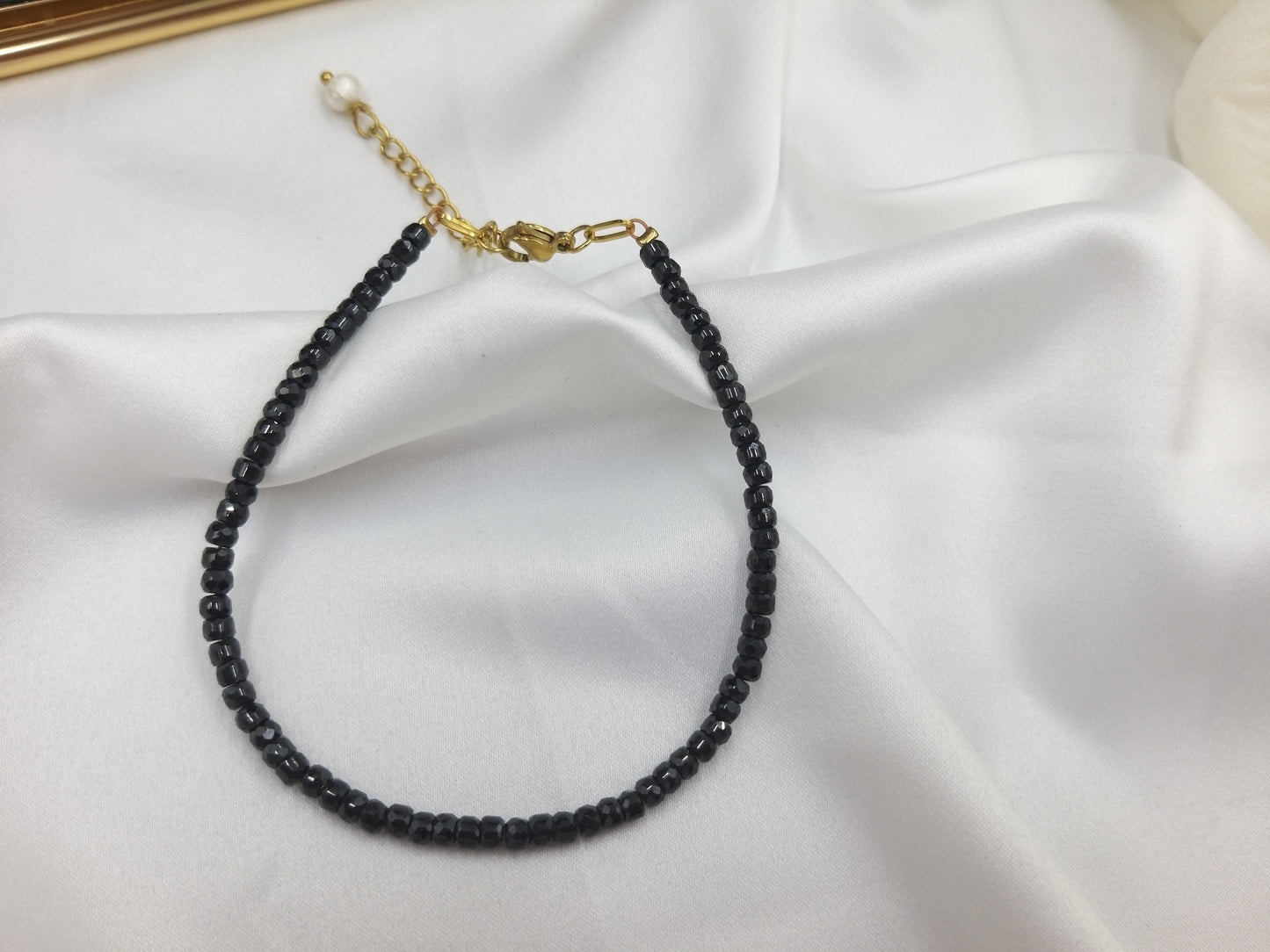 Χειροποίητο βραχιόλι minimal με ημιπολύτιμες χάντρες ζιργκόν σε βαθύ μπλε, φωτογραφημένο πάνω σε λευκό φόντο