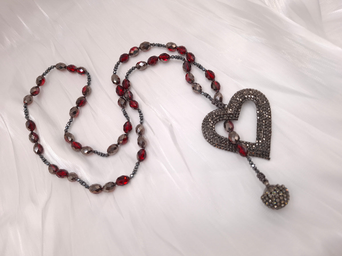 Χειροποίητο ανοιχτό κολιέ γραβάτα Crimson Heart Noir με μπορντό κρύσταλλα, μαύρο αιματίτη και μεγάλη διακοσμητική καρδιά – euhandmade