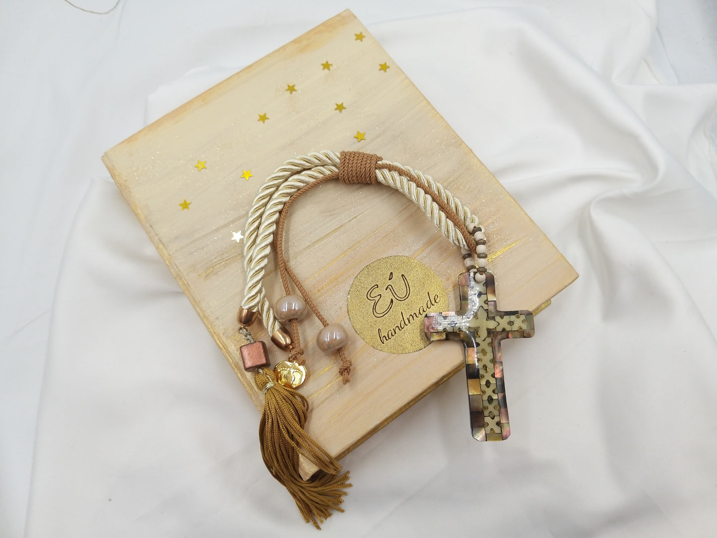 Χειροποίητο γούρι νεογέννητου με σταυρό φίλντισι τοποθετημένο πάνω στο χρυσό κουτί – euhandmade