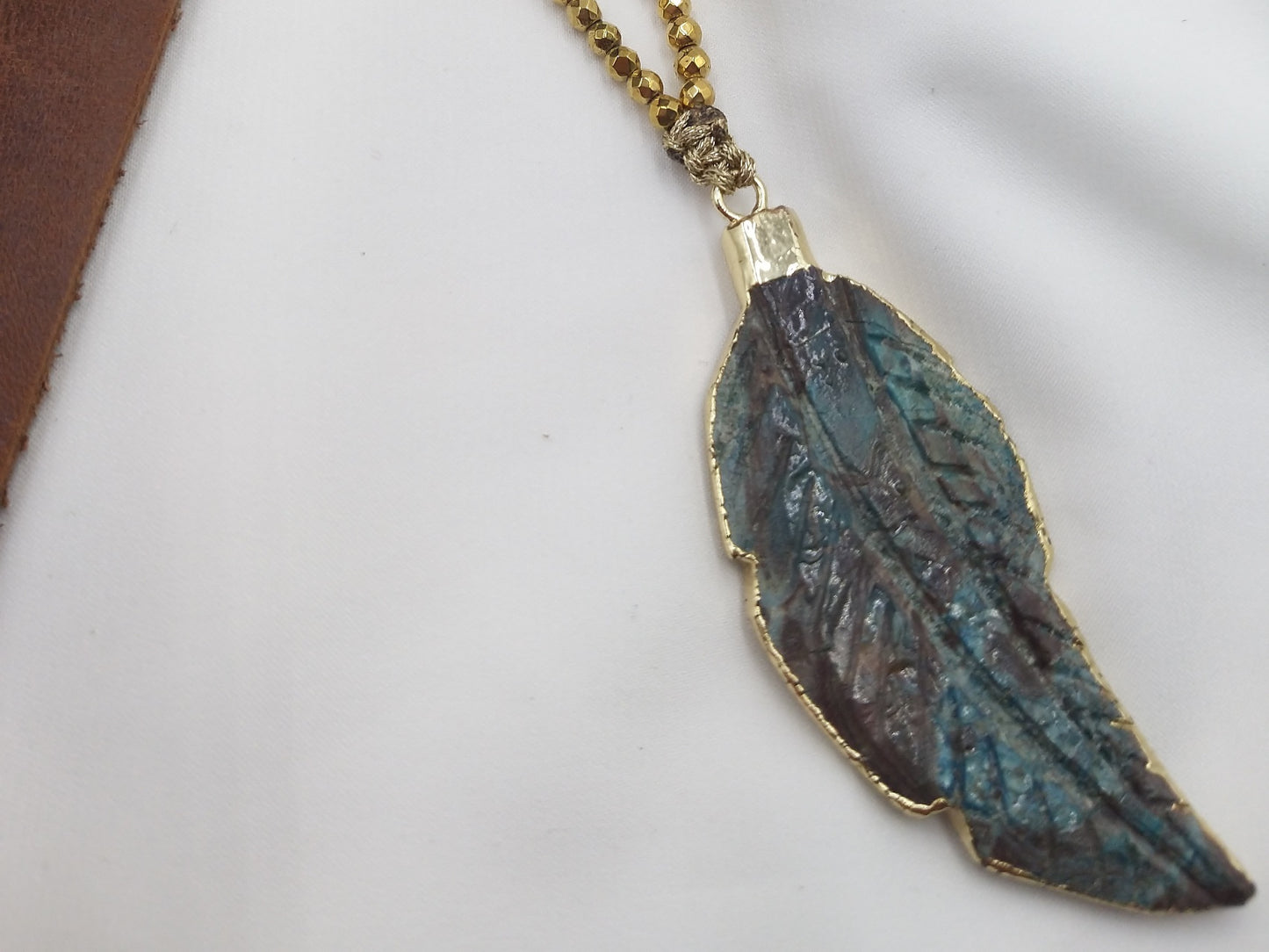 Χειροποίητο κολιέ euhandmade με πράσινο αχάτη, γήινες χάντρες και χρυσές λεπτομέρειες, κοντινή φωτογραφια