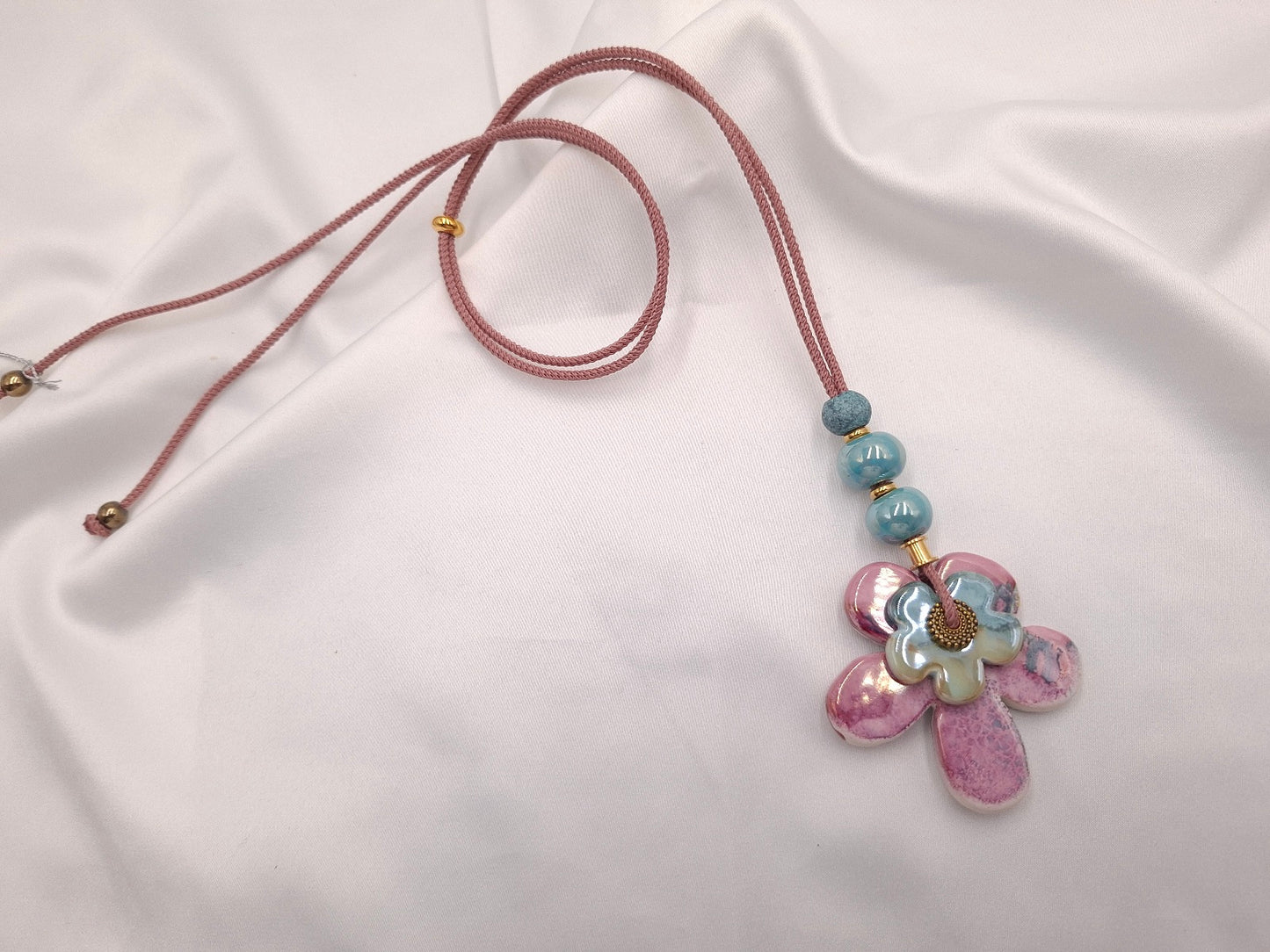 Χειροποίητο κεραμικό κολιέ Aqua Bloom με παστέλ λουλούδι, βεραμάν χάντρες και ροζ ρυθμιζόμενο κορδόνι