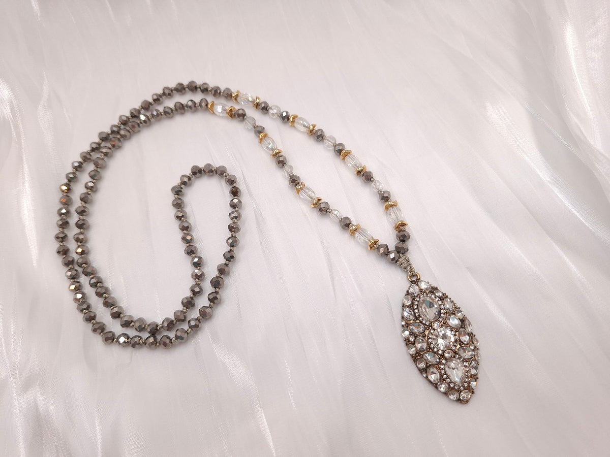 Χειροποίητο μακρύ κολιέ ροζάριο euhandmade με γκρι κρυστάλλινες χάντρες και μεγάλο vintage μοτίφ δάκρυ με διάφανα κρύσταλλα