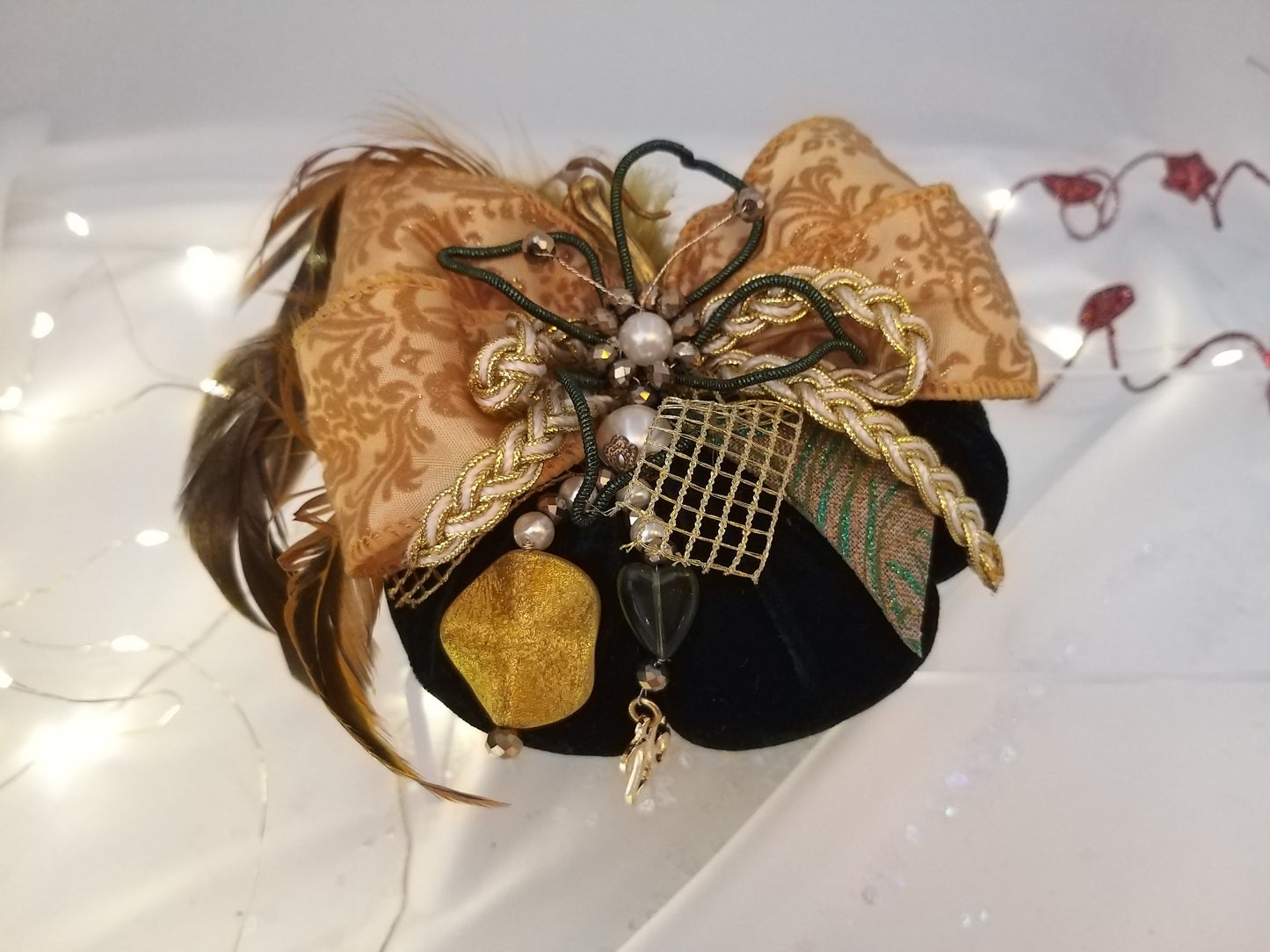 Μικρή βελούδινη κολοκύθα γούρι 2026 σε forest green με χρυσές λεπτομέρειες, χειροποίητο διακοσμητικό euhandmade