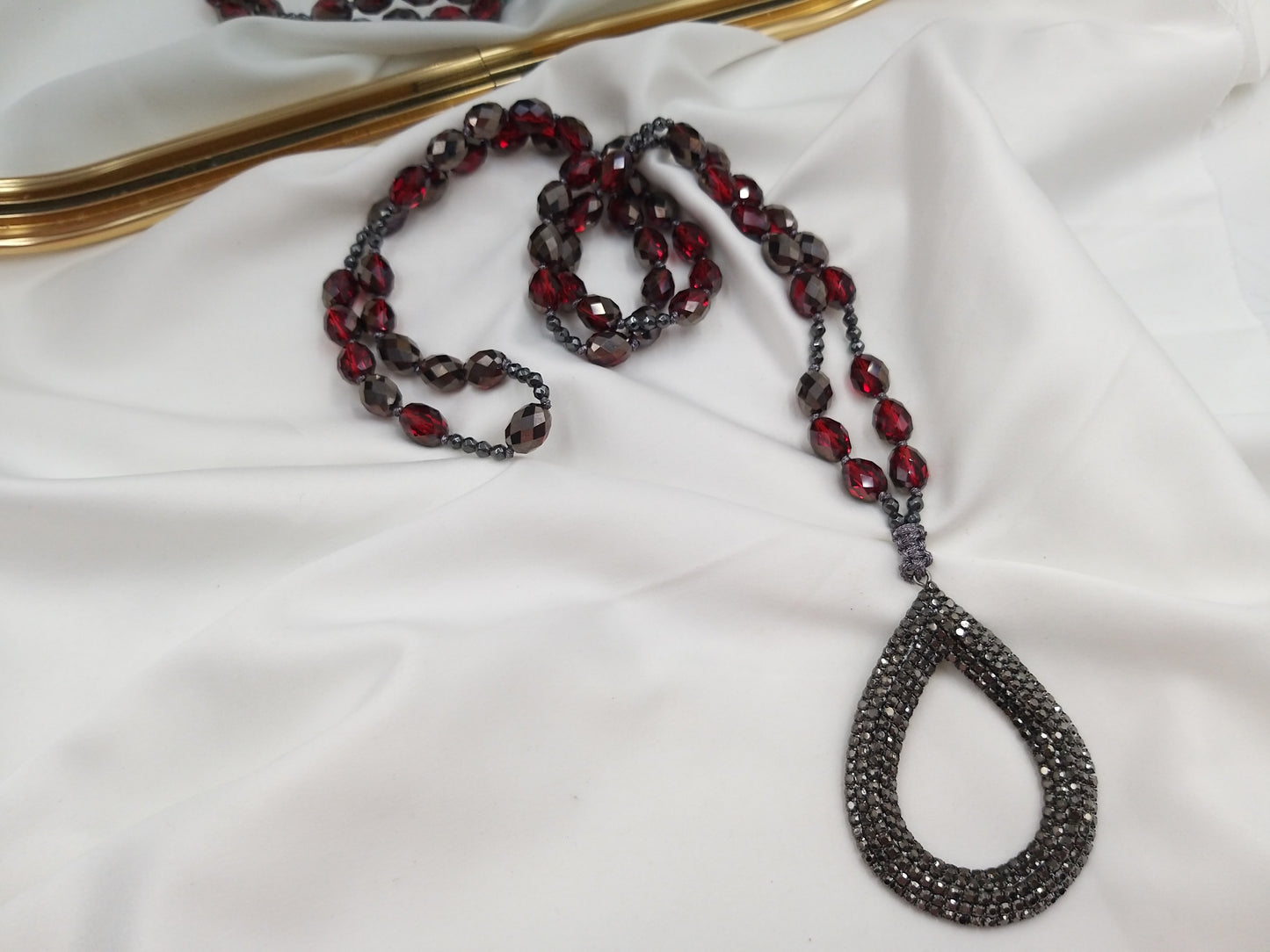 Κολιέ με μπορντό κρυστάλλους και μοτίφ σταγόνα σε ανθρακί λάμψη, χειροποίητο από euhandmade.