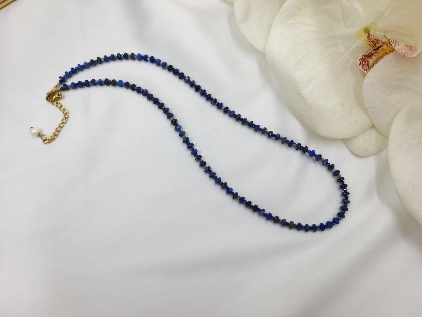 Χειροποίητο κολιέ με φυσικό λάπις λαζούλι σε minimal design