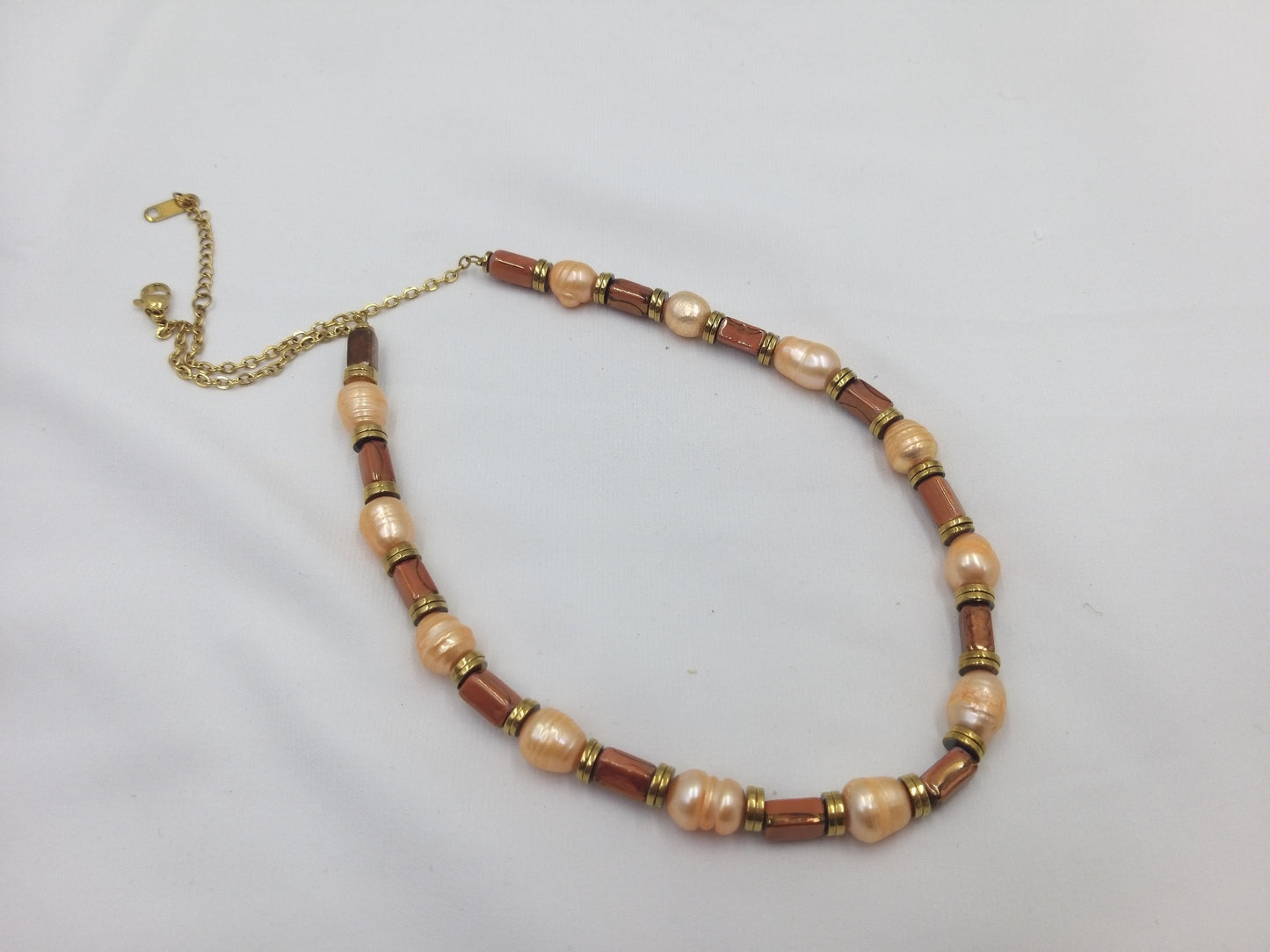 Χειροποίητο κολιέ με καφέ κεραμικές χάντρες και χρυσές λεπτομέρειες