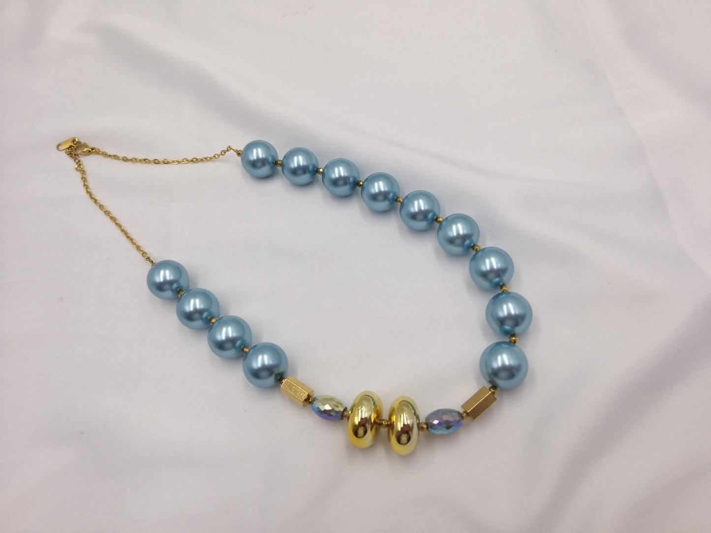 Χειροποίητο κολιέ με γαλάζιες πέρλες και χρυσές λεπτομέρειες