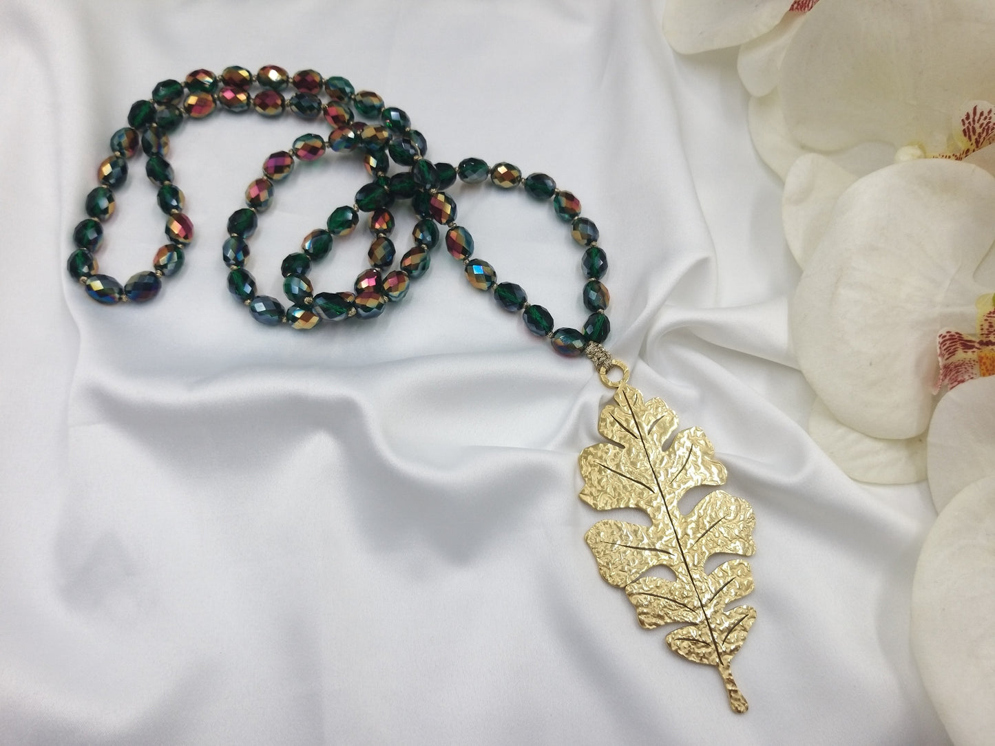 Χειροποίητο κολιέ με ιριδίζουσες πράσινες χάντρες και φύλλο από euhandmade