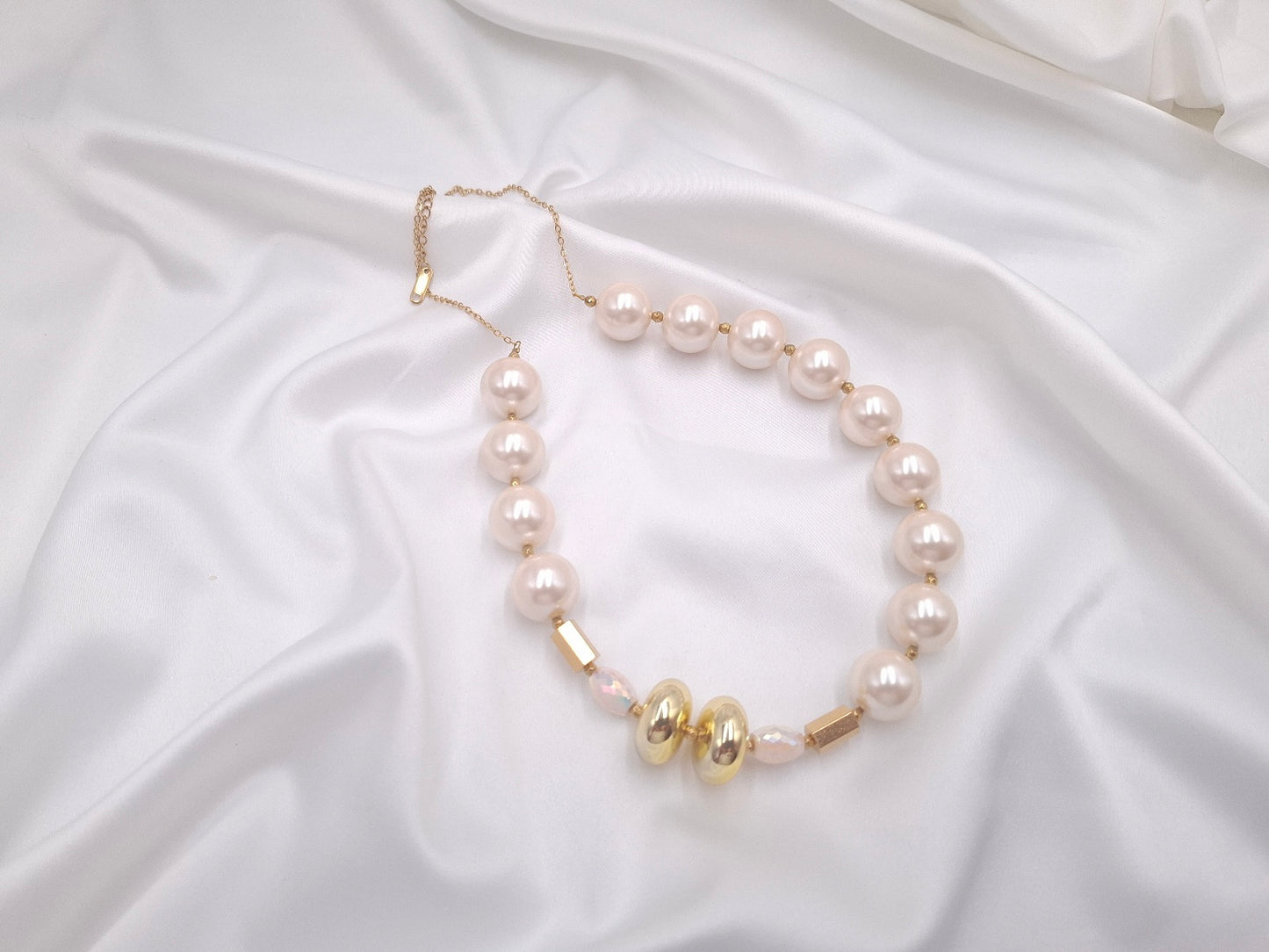 Χειροποίητο απαλό ροζ κολιέ με shell pearls, κρύσταλλα και χρυσές λεπτομέρειες από την EuHandmade