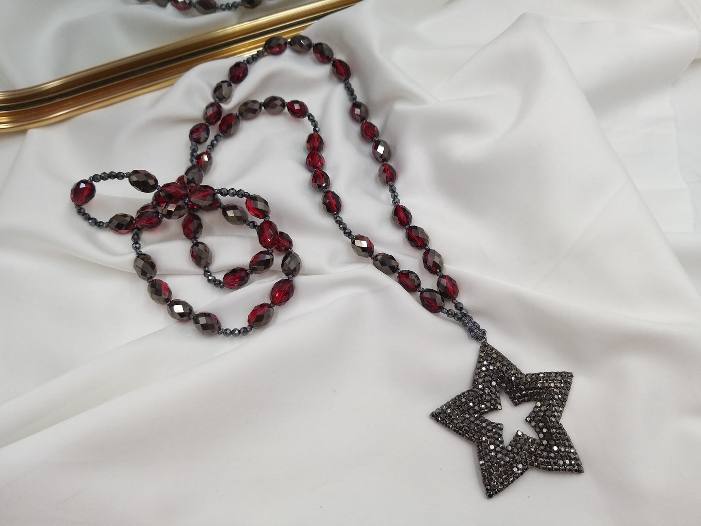Κολιέ με μπορντό κρυστάλλους, φυσικό αιματίτη και λαμπερό μοτίφ αστέρι, χειροποίητο από euhandmade