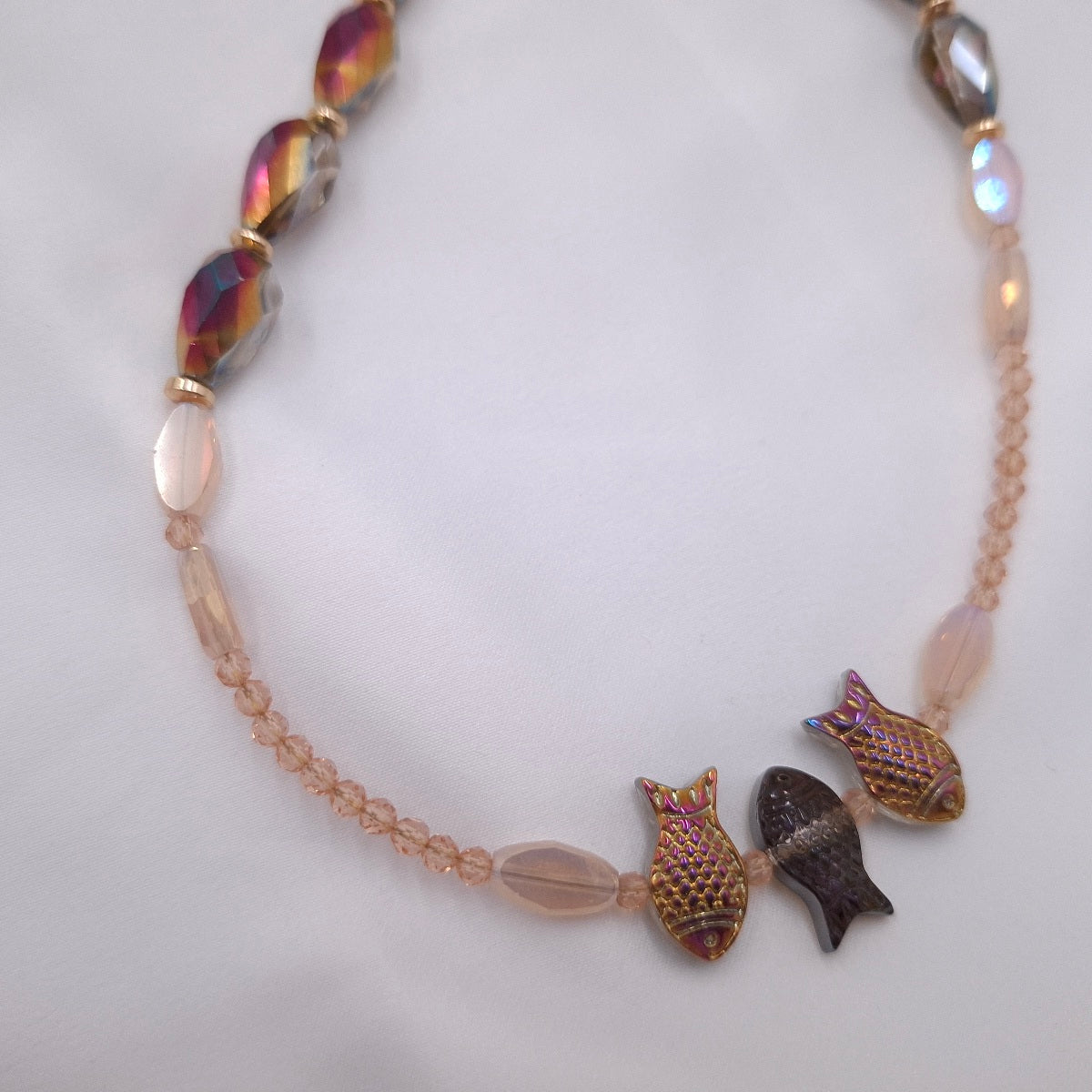 Λεπτομέρεια κολιέ Crystal Fish με ματζέντα και χρυσαφί κρύσταλλα
