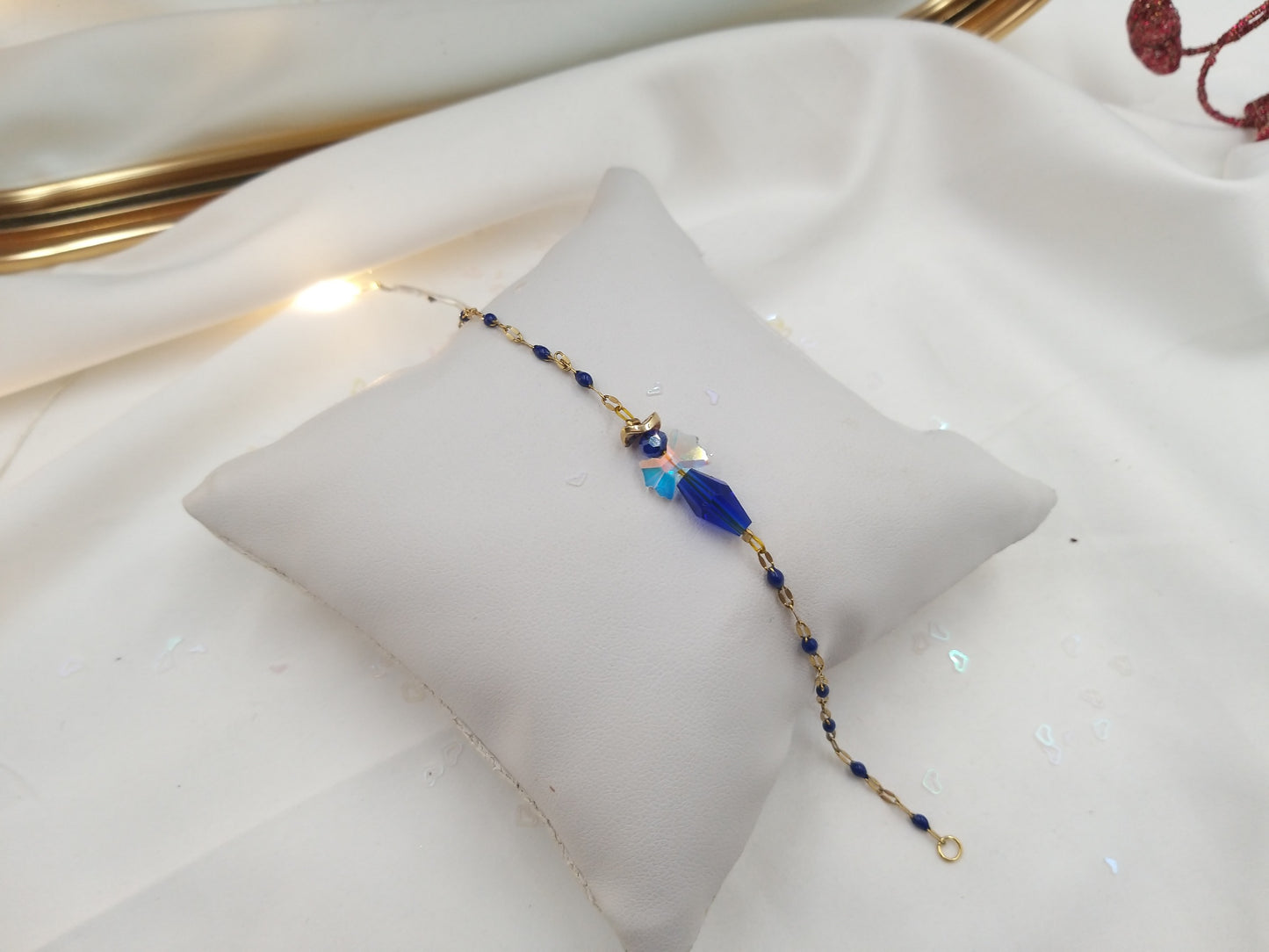 Μίνιμαλ βραχιόλι αγγελάκι με μπλε κρύσταλλο και χρυσή αλυσίδα με μπλε σμάλτο, χειροποίητο κόσμημα euhandmade