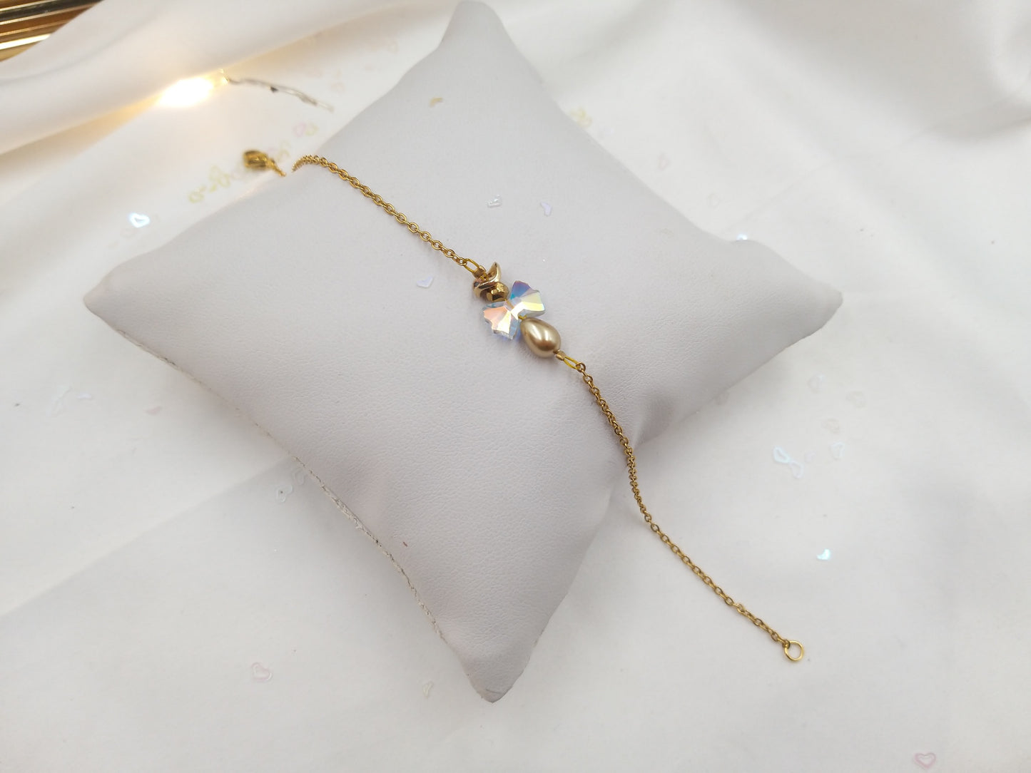 Λεπτό βραχιόλι αγγελάκι με πέρλες και χρυσά στοιχεία, minimal χειροποίητο κόσμημα