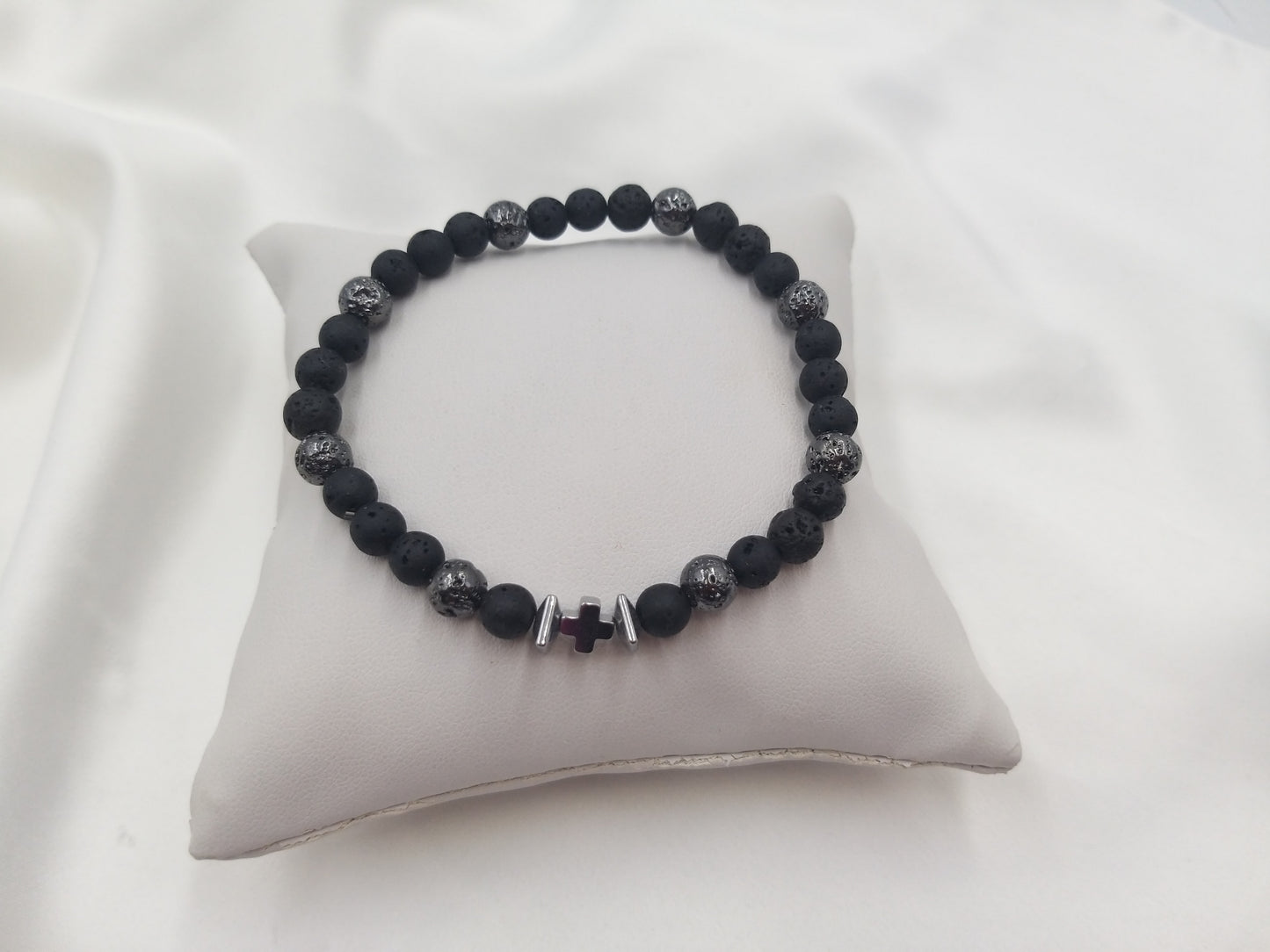 Ανδρικό βραχιόλι 6mm από μαύρη λάβα με μεταλλικό σταυρό, μέρος της συλλογής Shadow Core της euhandmade