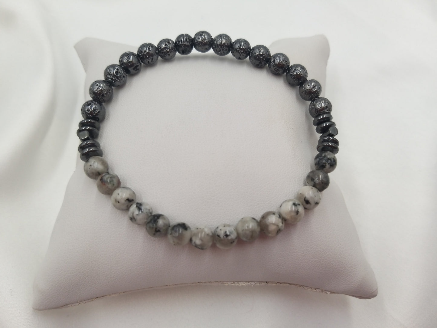 Ανδρικό βραχιόλι 6mm από αχάτη και μαύρη λάβα gunmetal, μέρος της συλλογής Shadow Core IV της euhandmade