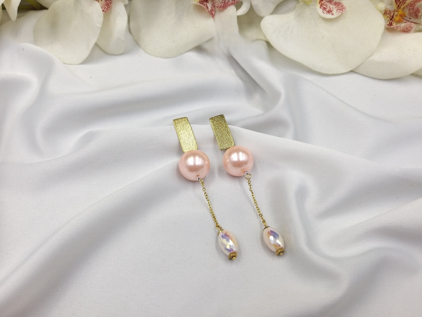 Χειροποίητα σκουλαρίκια με ροζ πέρλες και κρυστάλλινη λεπτομέρεια