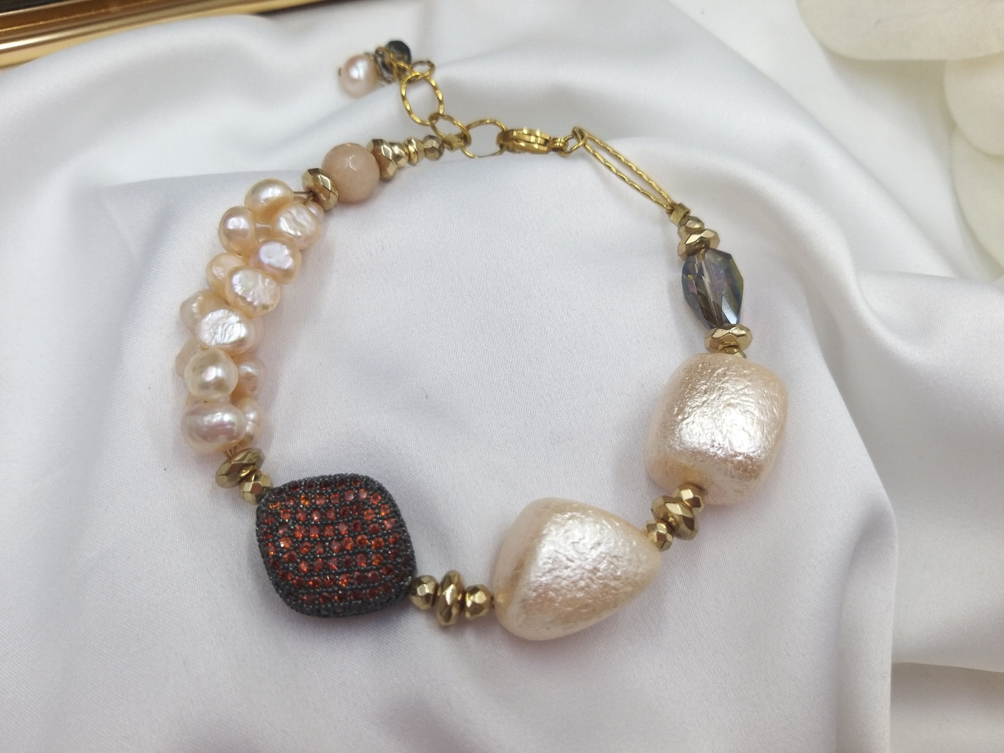 Χειροποίητο βραχιόλι με μαργαριτάρια και μελί ζιργκόν