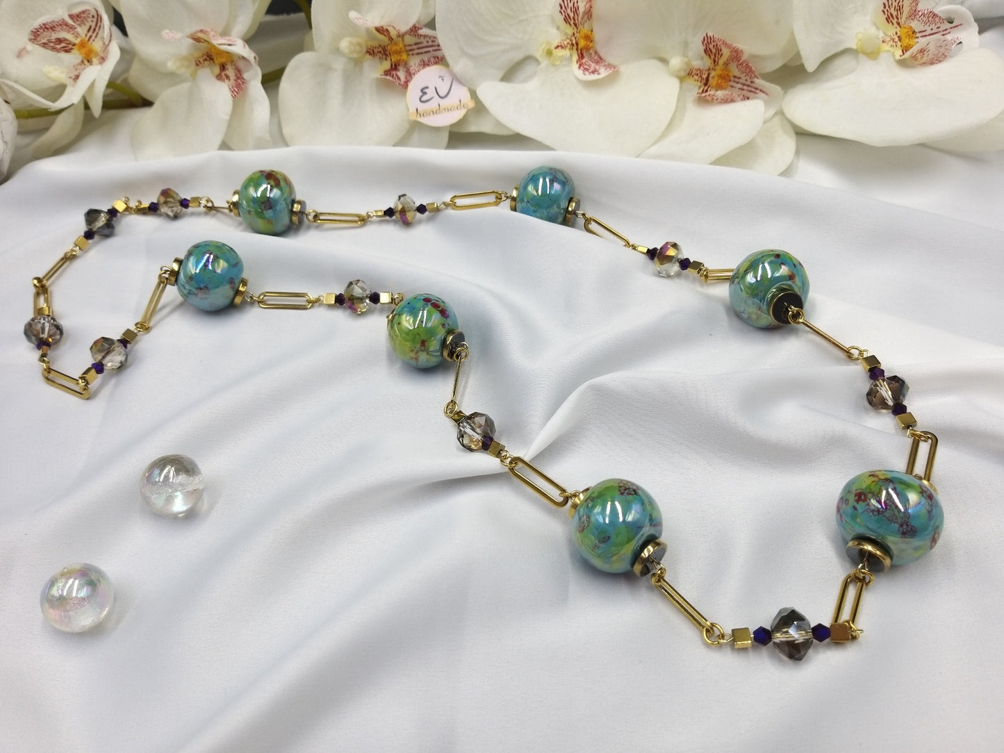 Μακρύ κολιέ με πράσινες – μωβ κεραμικές πέτρες και γκρι κρύσταλλα