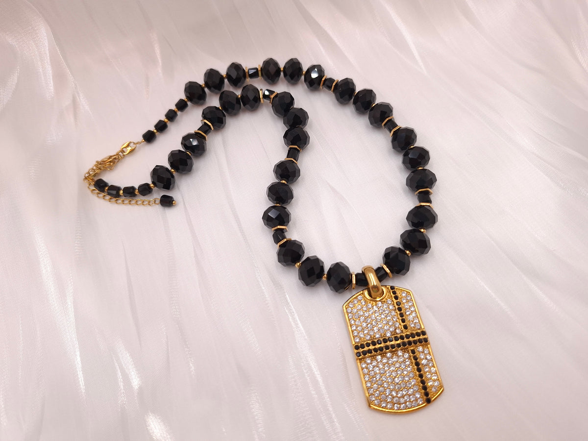 Χειροποίητο κολιέ euhandmade με μαύρα πολυεδρικά κρύσταλλα και χρυσαφί γεωμετρικό μοτίφ με λευκά και μαύρα ζιργκόν
