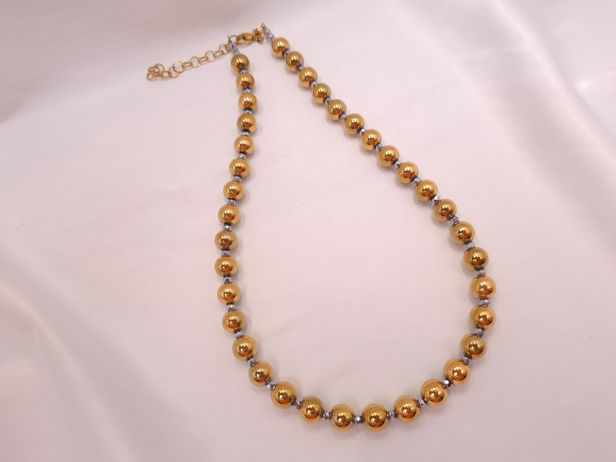 Χειροποίητο γυναικείο κολιέ euhandmade με στρογγυλές χρυσαφί χάντρες αιματίτη 8mm, ασημί πολύπλευρες χάντρες ταγιέ και αλυσίδα προέκτασης