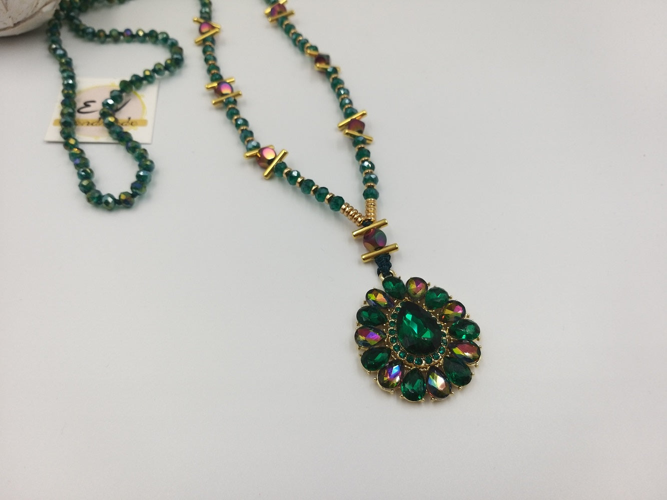 Χειροποίητο κολιέ δάκρυ με πράσινες αποχρώσεις