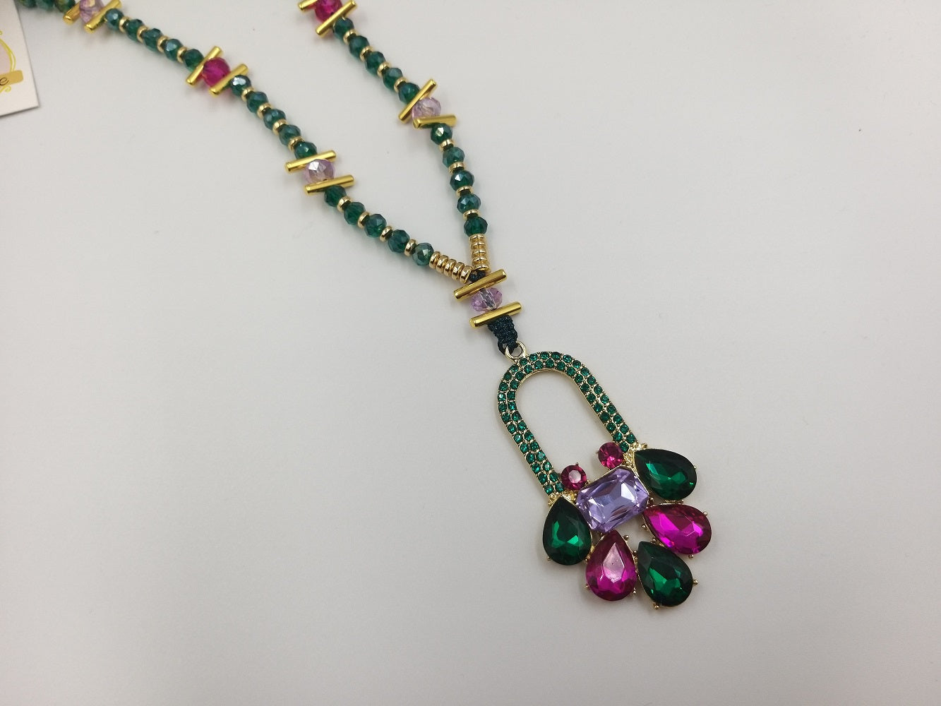 Χειροποίητο γυναικείο κολιέ πέταλο με πράσινες αποχρώσεις