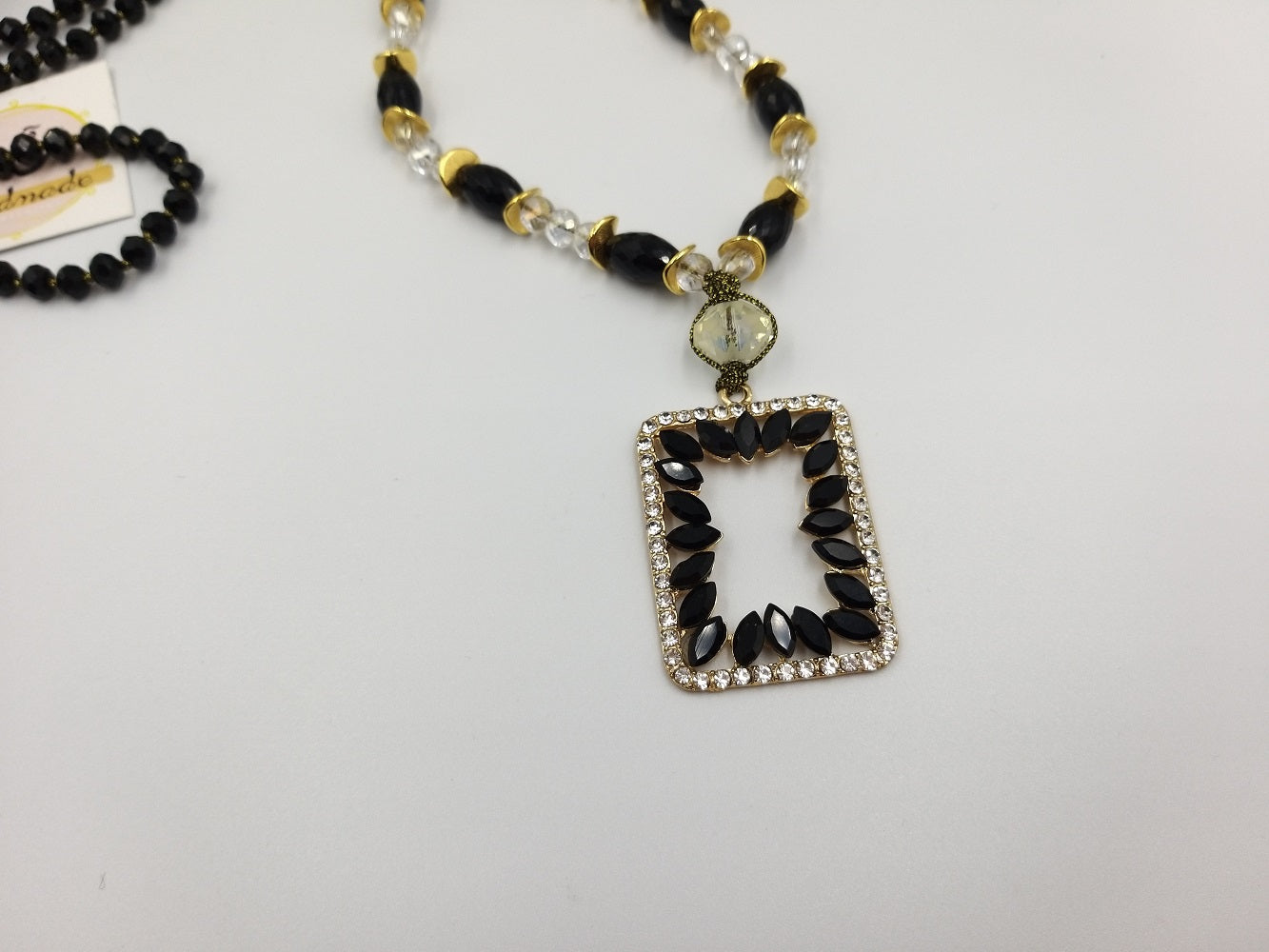 Χειροποίητο γυναικείο κολιέ ορθογώνιο με μαύρες και διάφανες αποχρώσεις