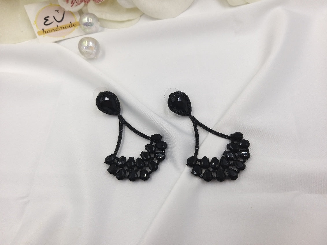 Χειροποίητα μαύρα σκουλαρίκια βεντάλια με κρύσταλλα