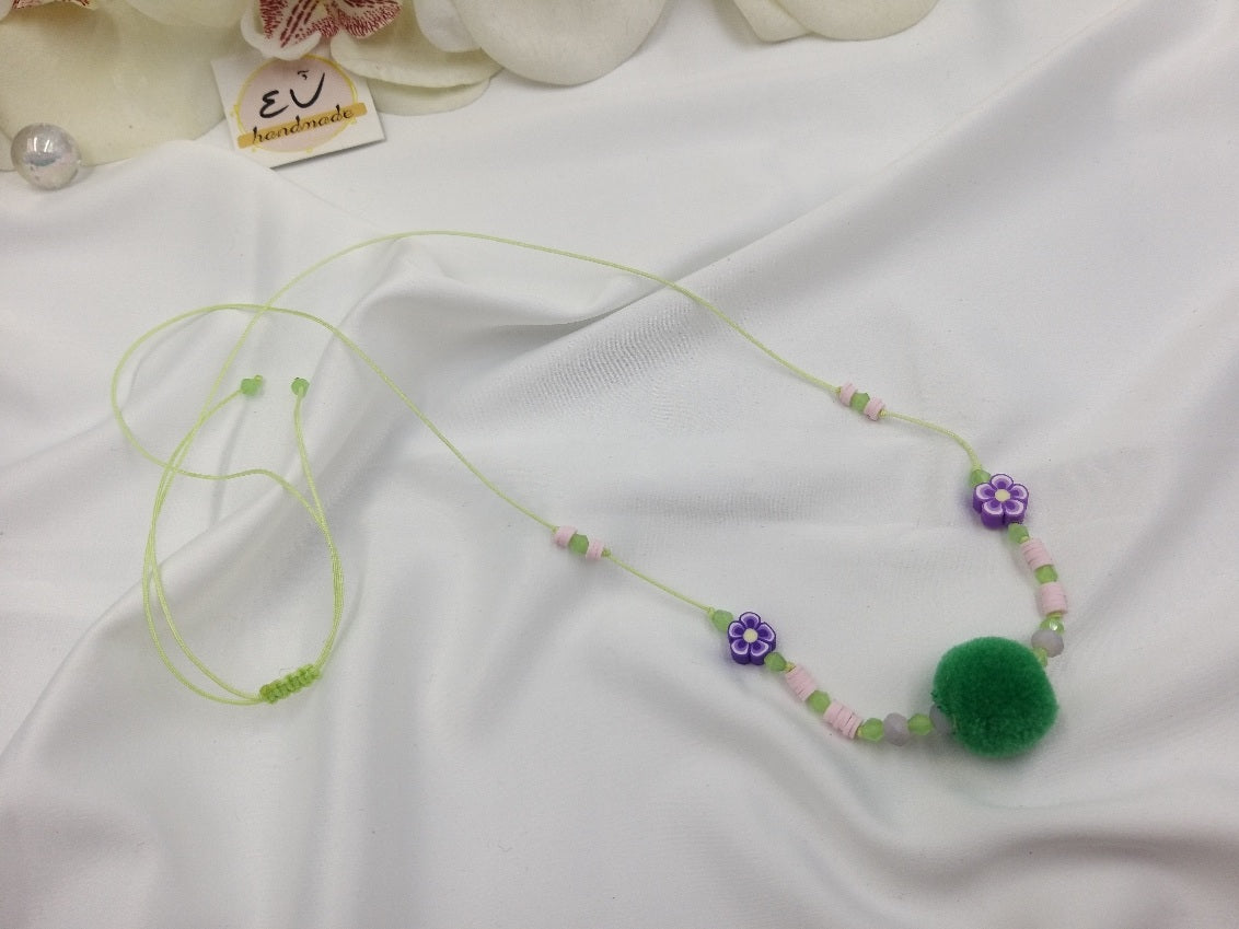 Χειροποίητο παιδικό κολιέ για κορίτσι με πράσινο πον πον και μωβ λουλούδια φίμο
