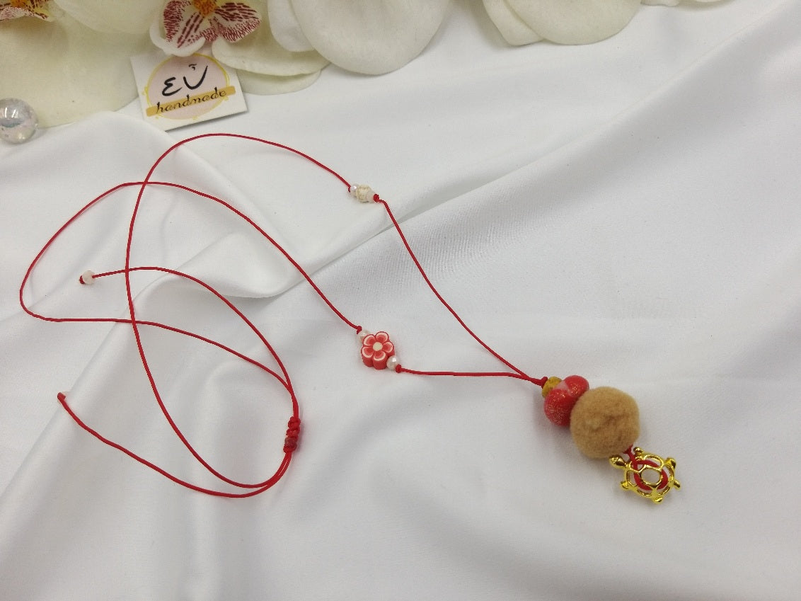 Χειροποίητο παιδικό κολιέ για κορίτσι με μπεζ πον πον και χρυσαφί χελώνα