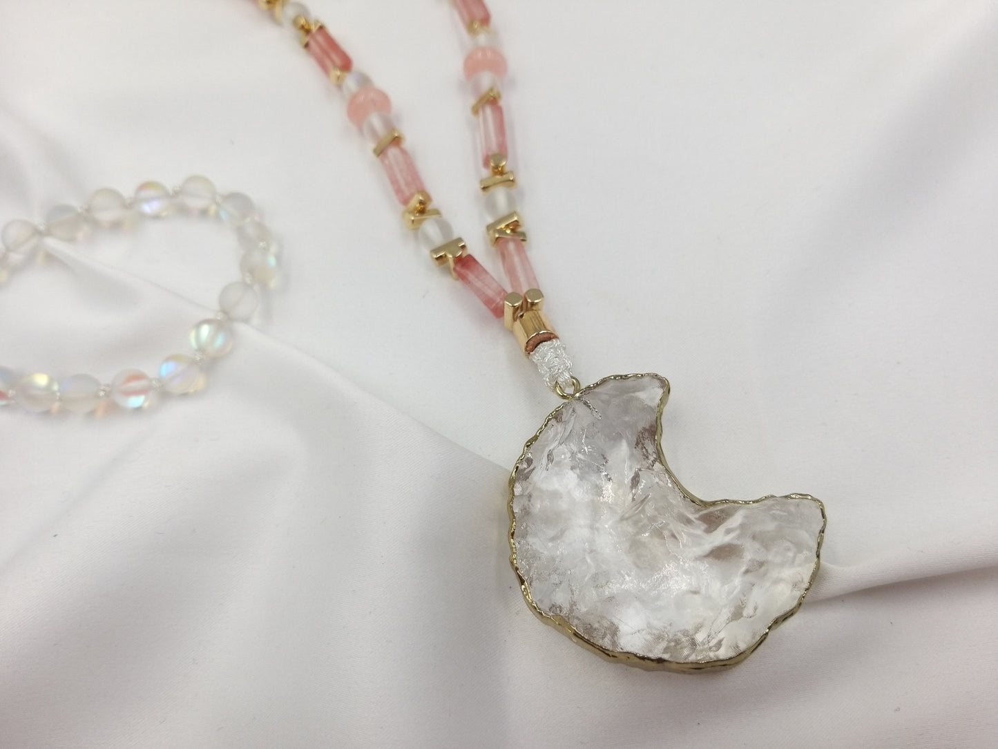 Χειροποίητο γυναικείο κολιέ φεγγάρι λευκού χαλαζία