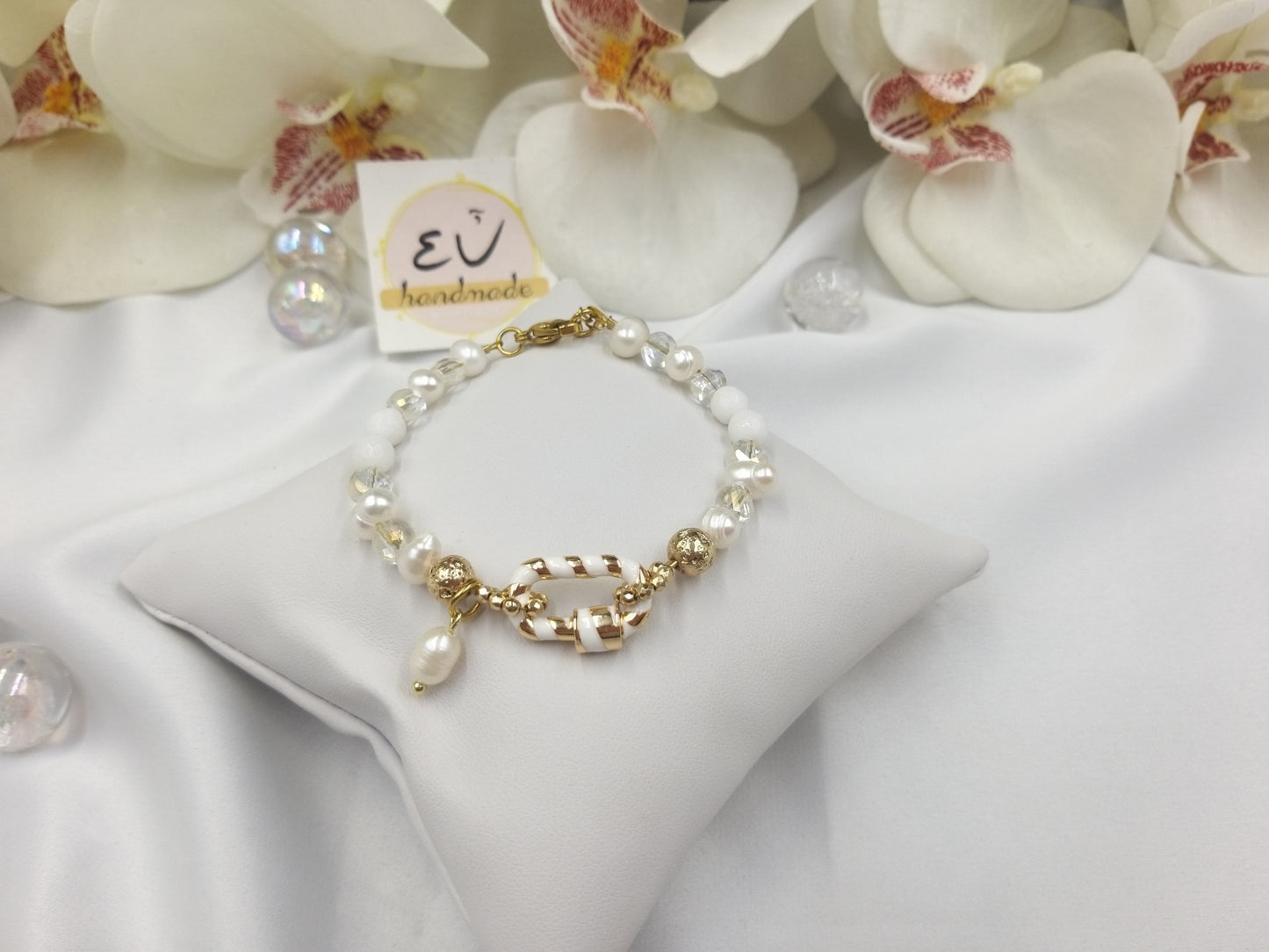 Χειροποίητο βραχιόλι με λευκό σμάλτο κούμπωμα