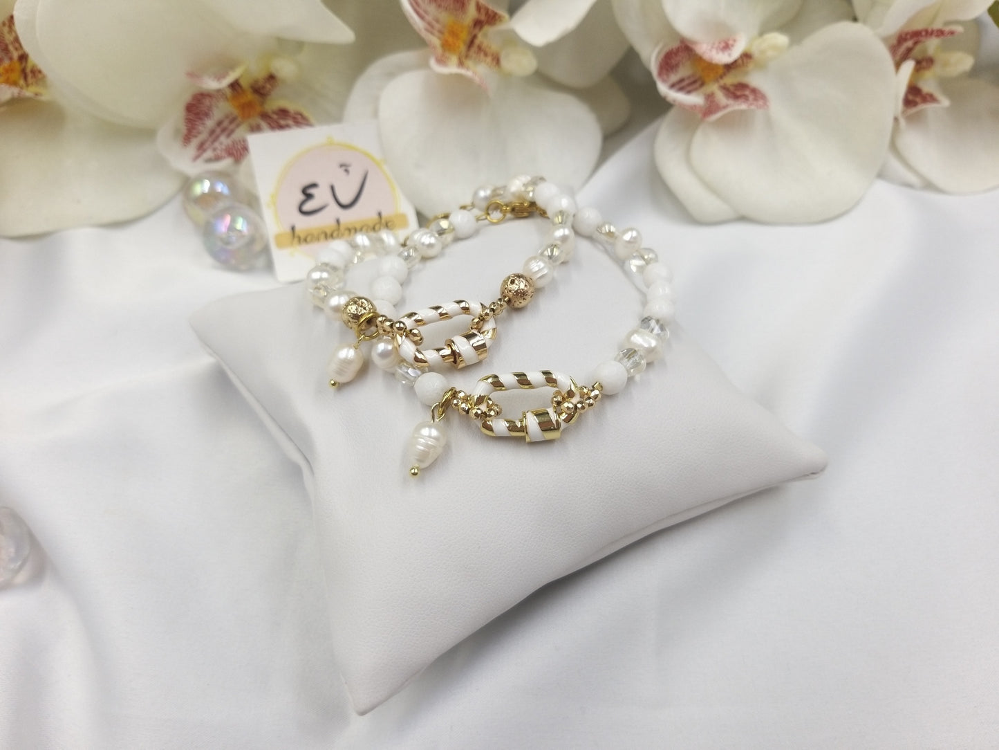 Χειροποίητο βραχιόλι με λευκό σμάλτο κούμπωμα