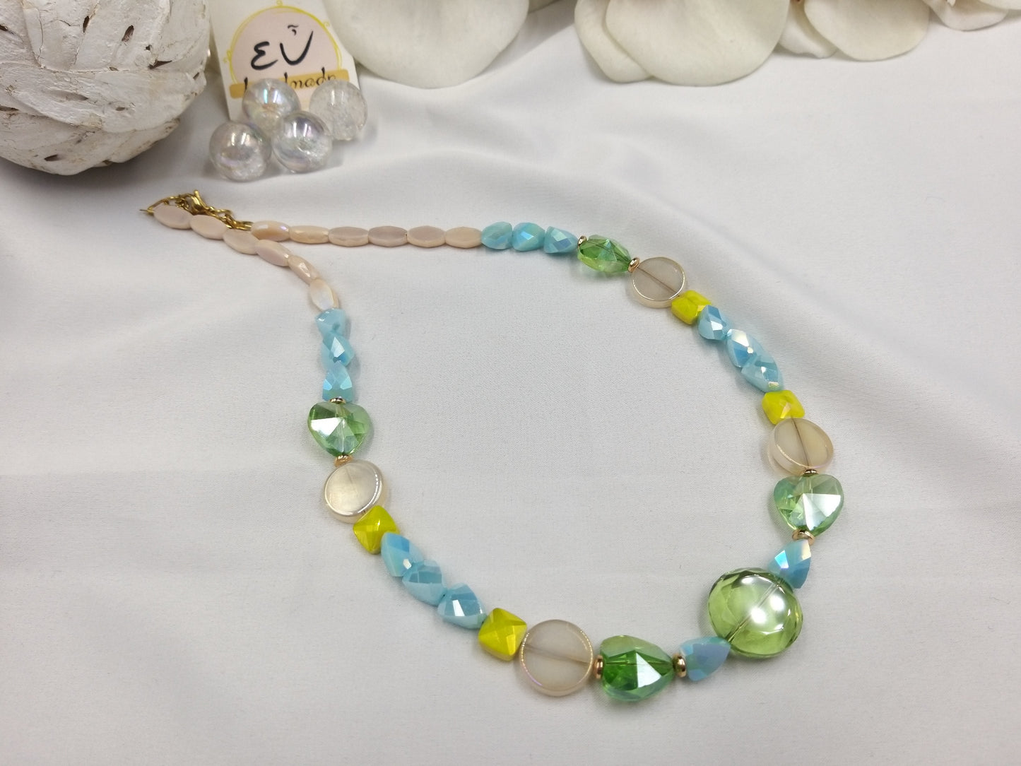 Χειροποίητο γυναικείο κολιέ  με γαλάζια, μπεζ και πράσινα κρύσταλλα