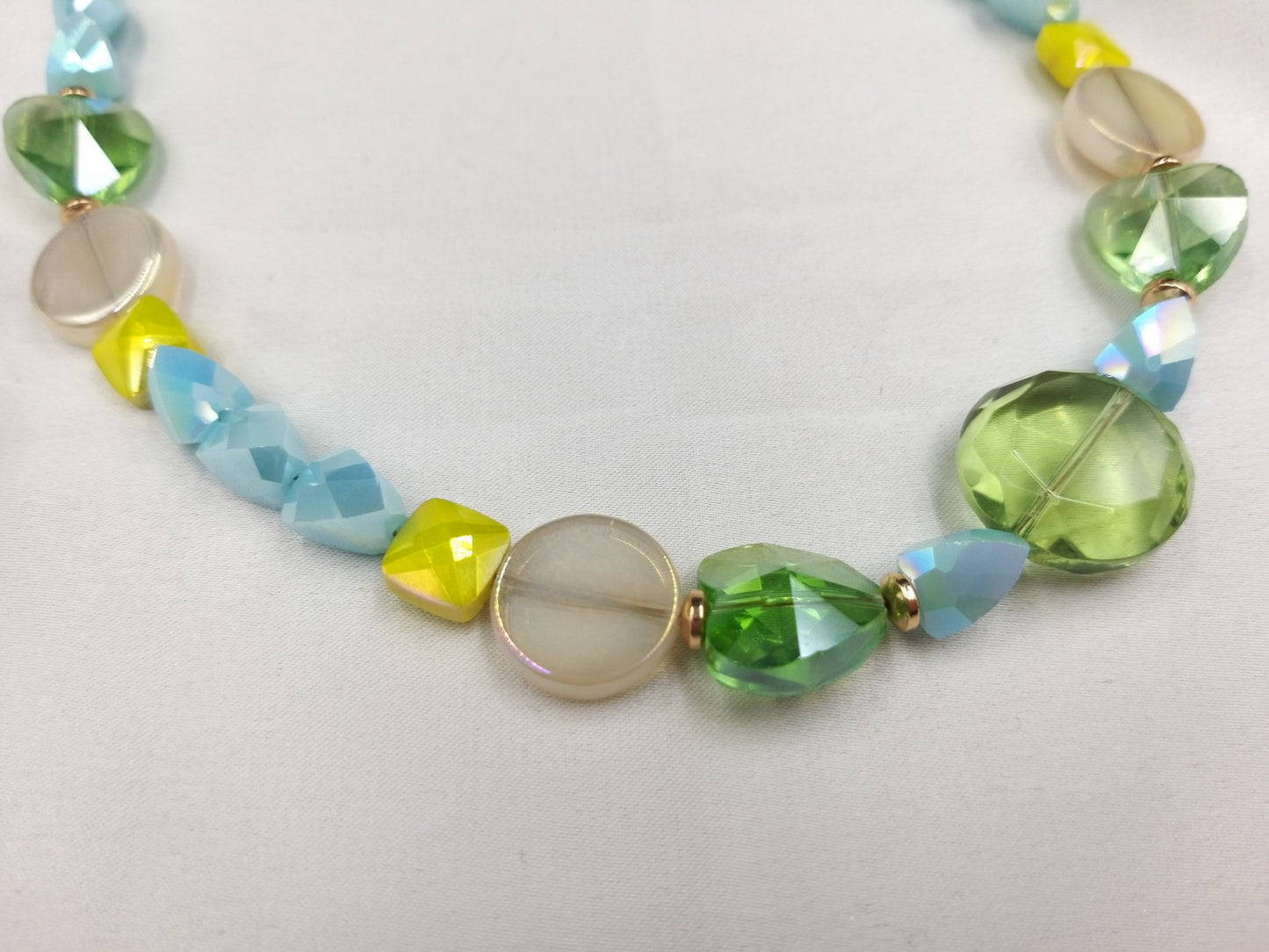 Χειροποίητο γυναικείο κολιέ  με γαλάζια, μπεζ και πράσινα κρύσταλλα