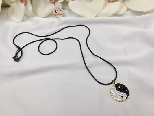 Χειροποίητο γυναικείο κολιέ με ατσάλινο στοιχείο και ζιργκόν