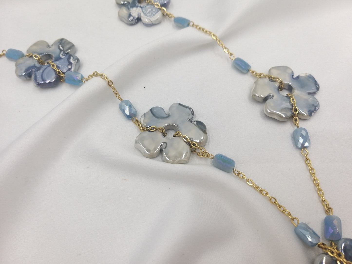 Κολιέ με λουλούδια σε μπλε-γκρι αποχρώσεις και γαλάζια κρύσταλλα