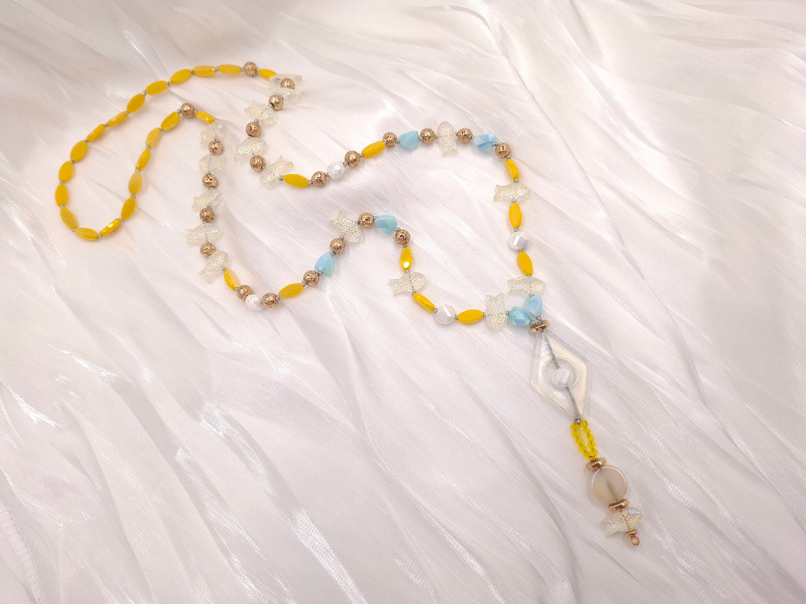 Χειροποίητο boho κολιέ euhandmade με φεγγαρόπετρα, κρυστάλλινα ψαράκια, κίτρινα κρύσταλλα και χρυσή λάβα σε καλοκαιρινές αποχρώσεις λευκού, γαλάζιου και κίτρινου.