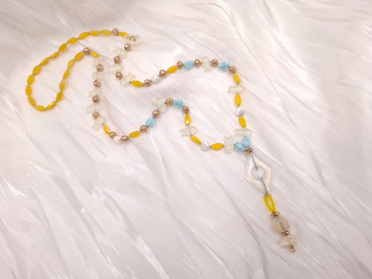 Χειροποίητο boho κολιέ euhandmade με φεγγαρόπετρα, κρυστάλλινα ψαράκια, κίτρινα κρύσταλλα και χρυσή λάβα σε καλοκαιρινές αποχρώσεις λευκού, γαλάζιου και κίτρινου.