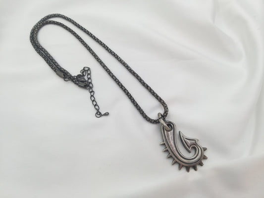 Ανδρικό ατσάλινο κολιέ με μοτίφ αγκίστρι–ήλιο σε σκούρο ασημί τόνο, χειροποίητο κόσμημα δύναμης