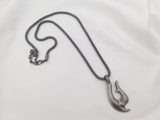 Ανδρικό χειροποίητο κολιέ από ανοξείδωτο ατσάλι με μοτίφ αγκίστρι σε σκούρο ασημί τόνο, καλοκαιρινό minimal σχέδιο