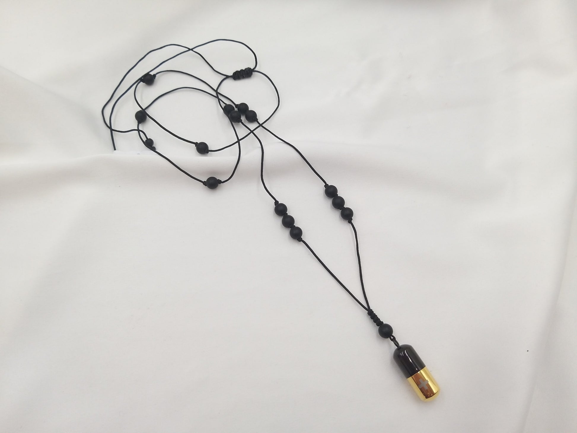 Ανδρικό χειροποίητο κολιέ Dragon Line με ατσάλινη κάψουλα και μαύρες χάντρες, σύμβολο δύναμης και προστασίας