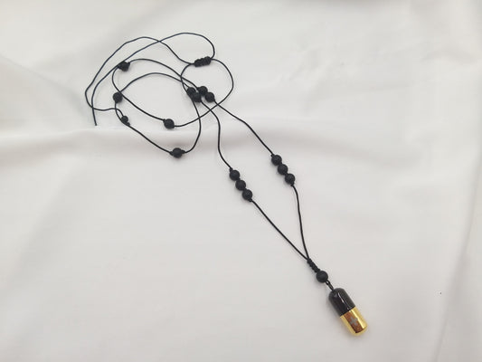 Ανδρικό χειροποίητο κολιέ Dragon Line με ατσάλινη κάψουλα και μαύρες χάντρες, σύμβολο δύναμης και προστασίας