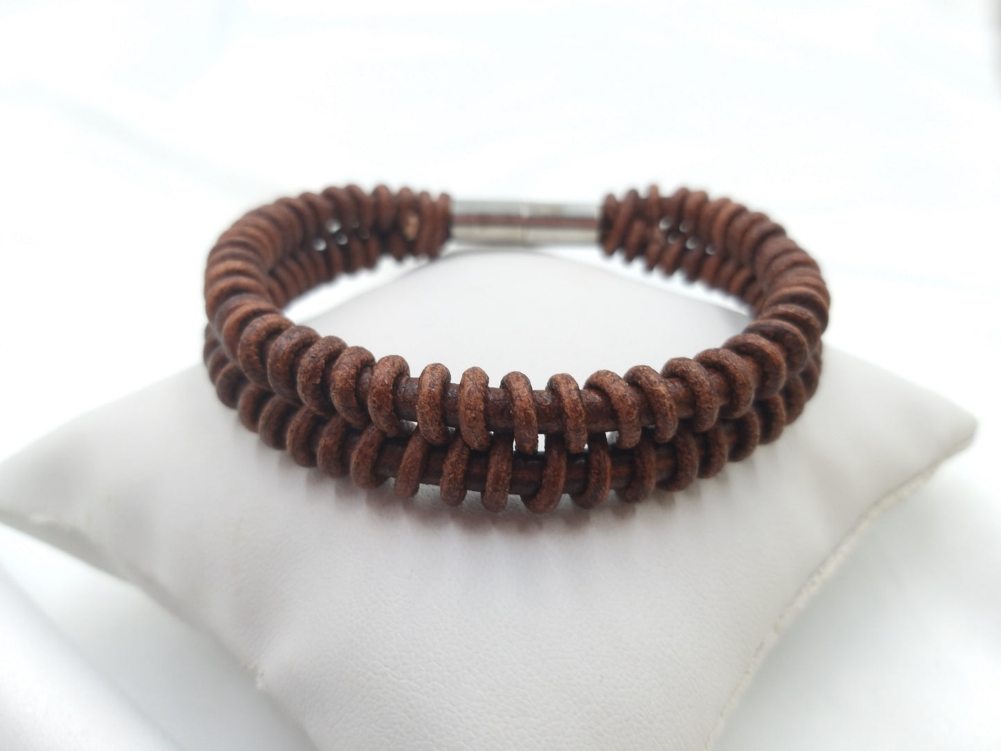 Ανδρικό χειροποίητο δερμάτινο βραχιόλι σε καφέ γήινο τόνο με μεταλλικό κούμπωμα