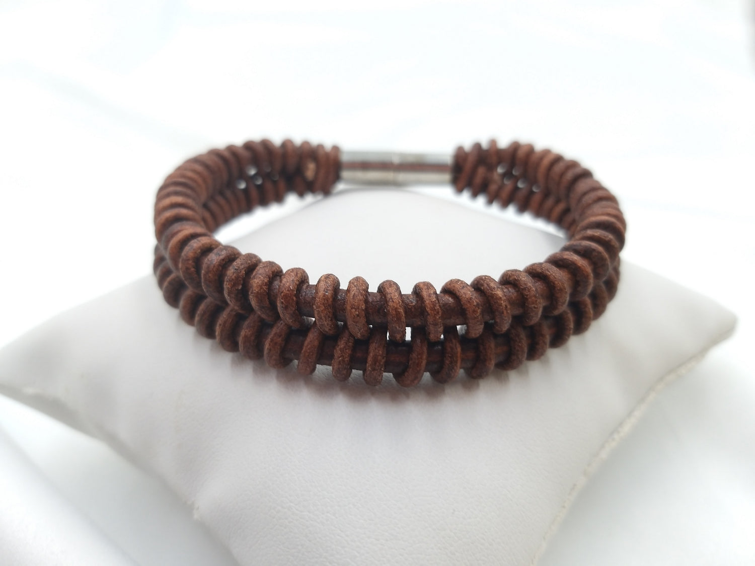 Ανδρικό χειροποίητο δερμάτινο βραχιόλι σε καφέ γήινο τόνο με μεταλλικό κούμπωμα